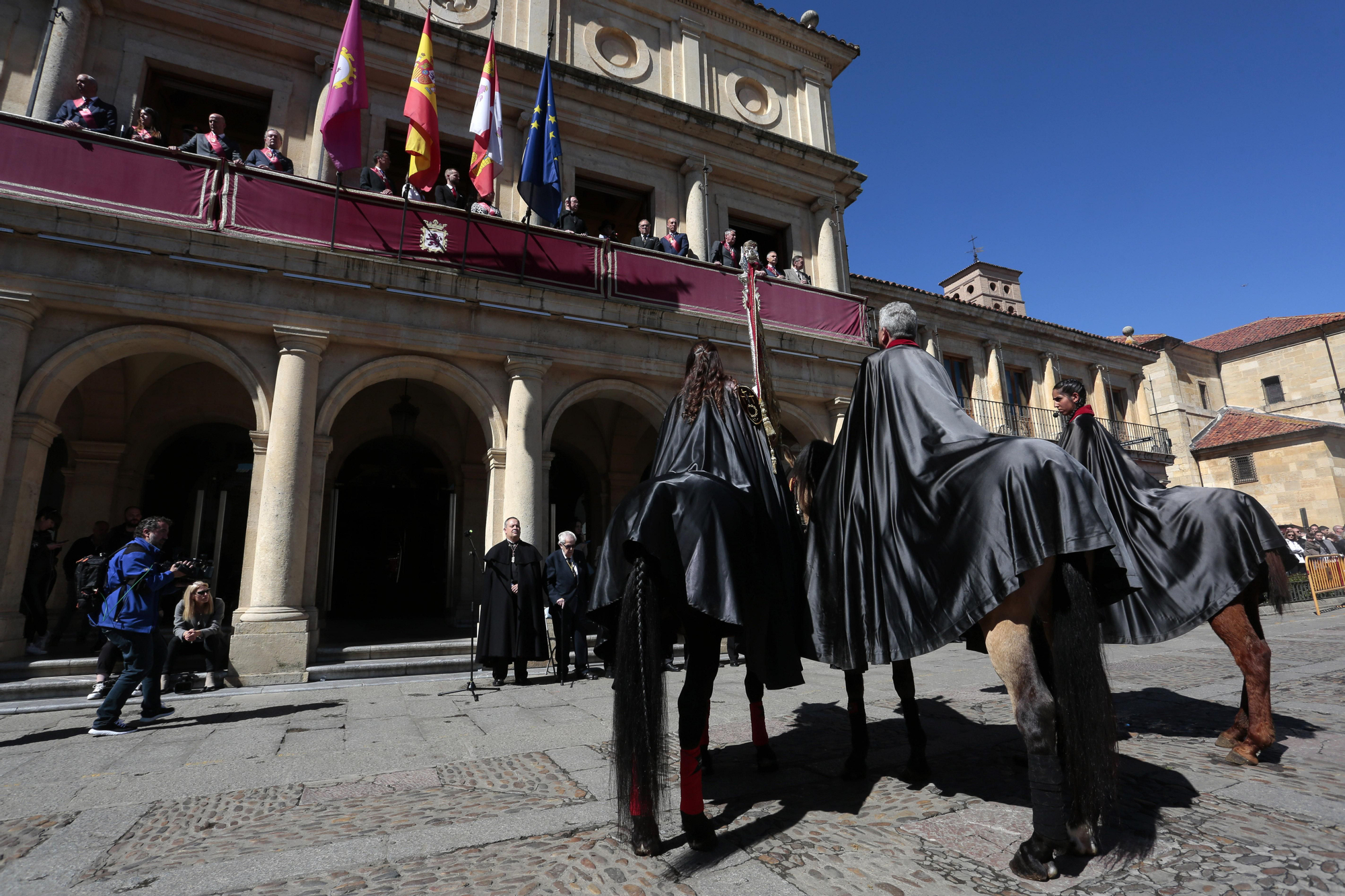 Más que Siete Palabras en el Pregón a Caballo de la Semana Santa de León