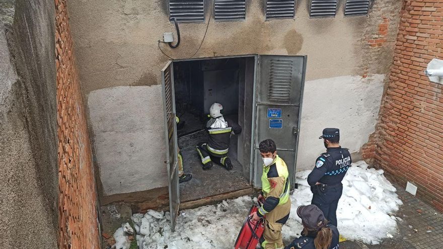 El transformador en un bloque de pisos de Toledo que ha originado un incendio