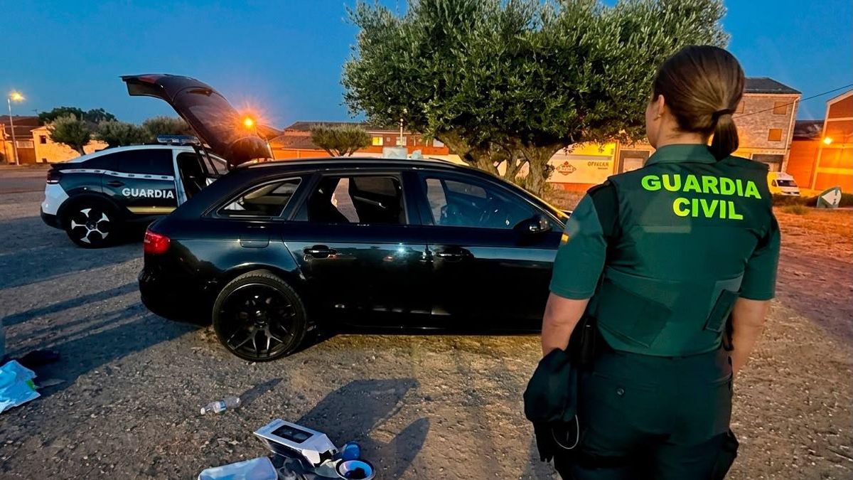 Tres niños y un familiar se quedan atrapados en el coche en las piscinas de Lardero