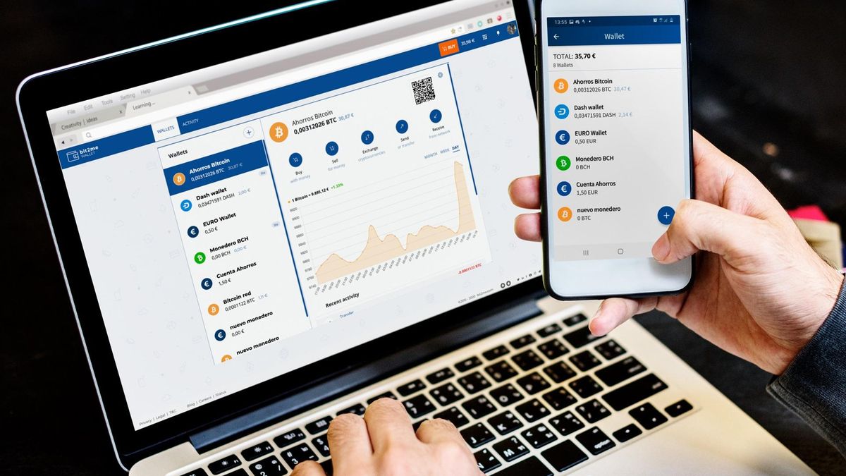 Una persona opera en su ordenador y móvil con Bit2Me