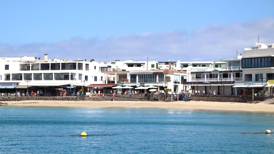 Reabierta la playa pequeña de Playa Blanca, en Lanzarote, que fue cerrada por contaminación fecal