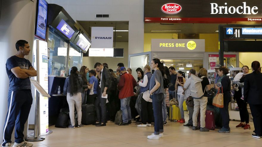 Pasajeros en un mostrador del aeropuerto Internacional Henri Coanda de Bucarest, Rumanía. EFE/ROBERT GHEMENT/Archivo