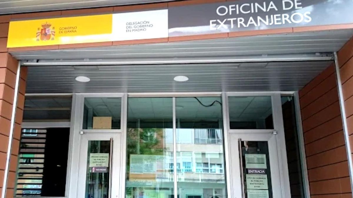 Dos detenidos en Vallecas por vender citas de Extranjería a 50 euros usando bots y una 'agenda' a mano de inmigrantes