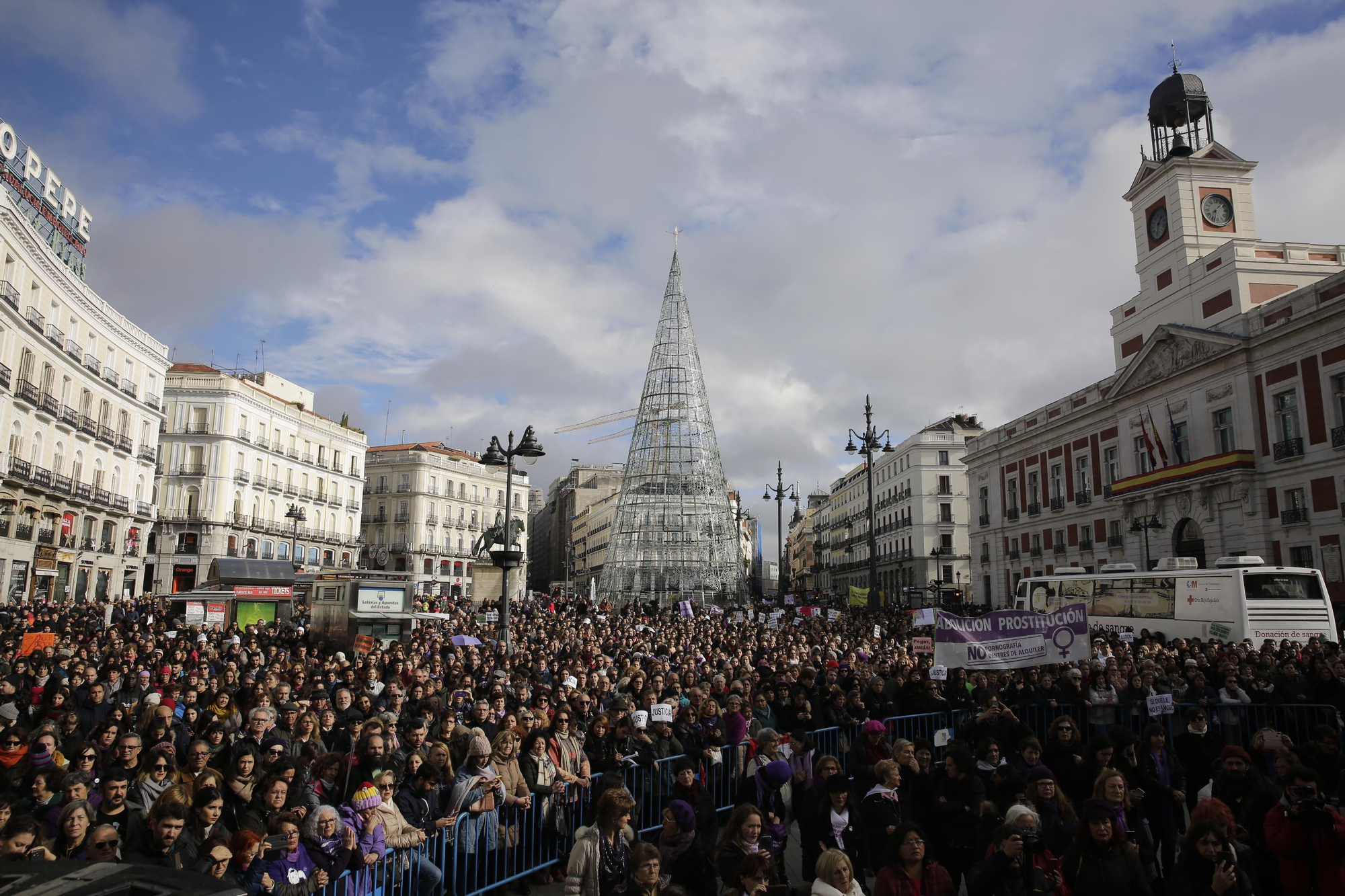 Los manifestantes han llenado la Puerta del Sol