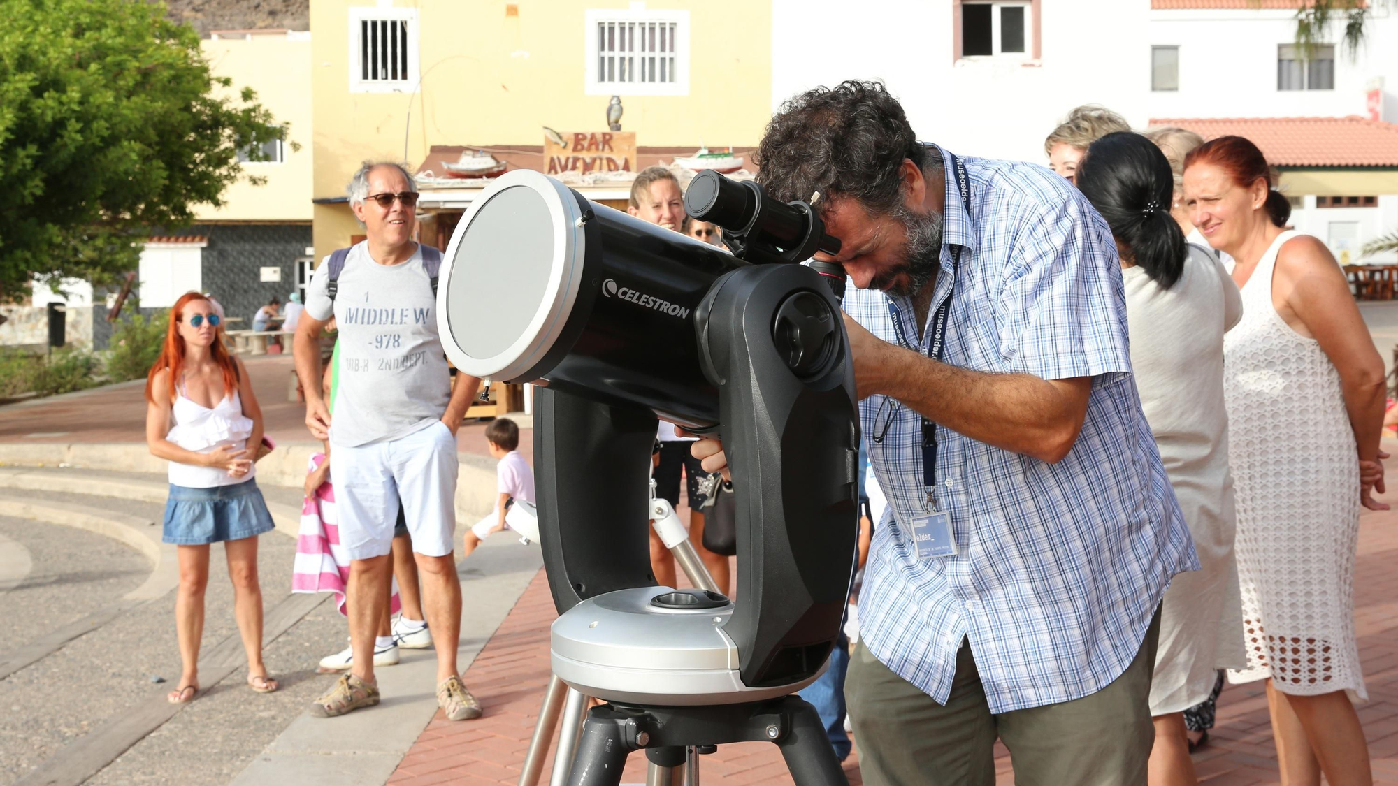 Un hombre aprecia el eclipse solar desde La Aldea