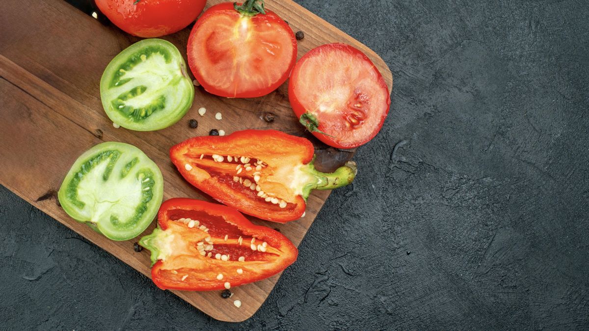 La peperonata se prepara mediante una cocción lenta y prolongada de pimientos y tomates.