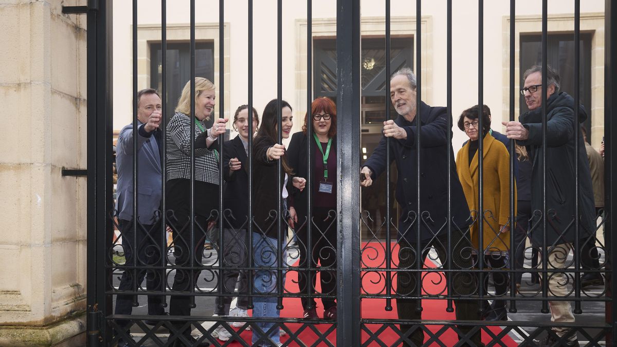 Apertura del Parlamento con los miembros de la Mesa