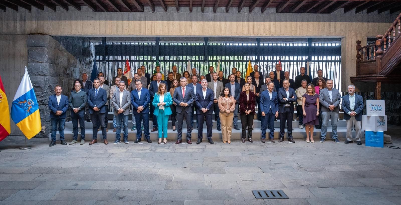 Foto de familia tras la reunión del Gobierno de Canarias con representantes de los municipios.