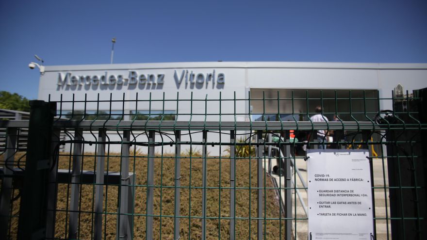 Archivo - Fachada de la planta de Mercedes-Benz de Vitoria