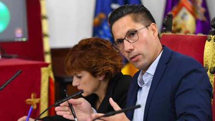 Dimite el concejal de Seguridad Ciudadana de La Laguna tras aparecer su coche oficial chocado y abandonado en la autopista