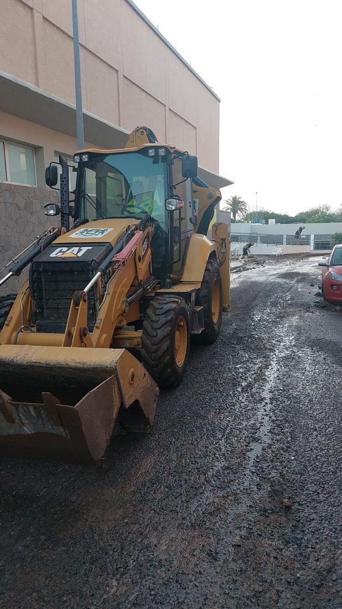 Una calle anegada con barro en el municipio de Ingenio