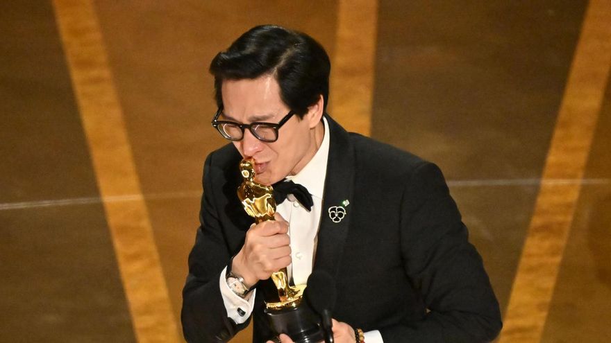 Ke Huy Quan, recogiendo el Oscar a Mejor actor de reparto por 'Todo a la vez en todas partes'
