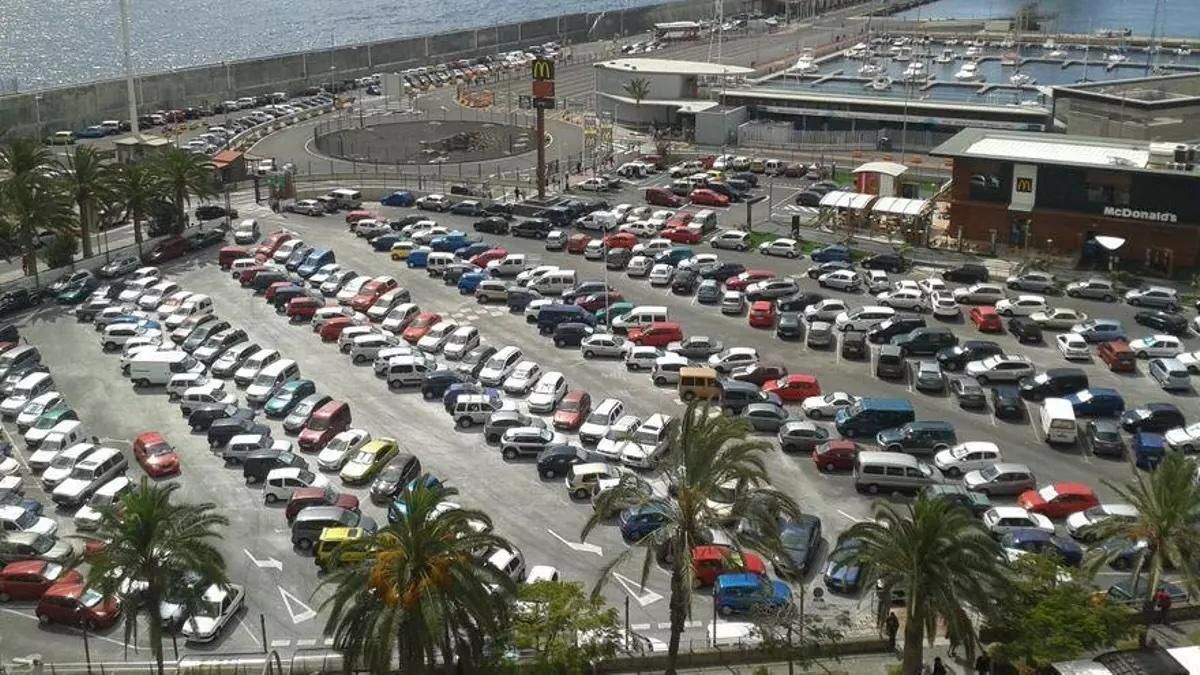 Zona de aparcamientos  en el Puerto de Santa Cruz de La Palma.