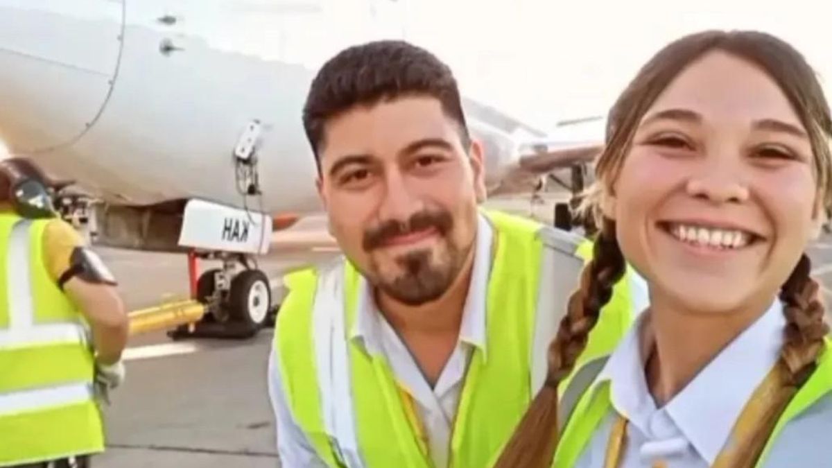 Matías Altamiranda y una compañera de trabajo, en viejos tiempos felices con Flybondi.