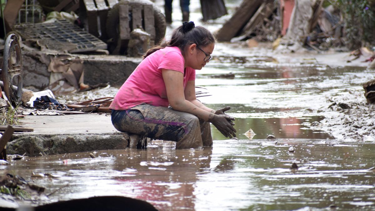 Una mujer se lamenta tras volver a su vivienda para limpiarla dadas las inundaciones que dejó a su paso Iota, en la localidad de La Lima, departamento de Cortés (Honduras).
