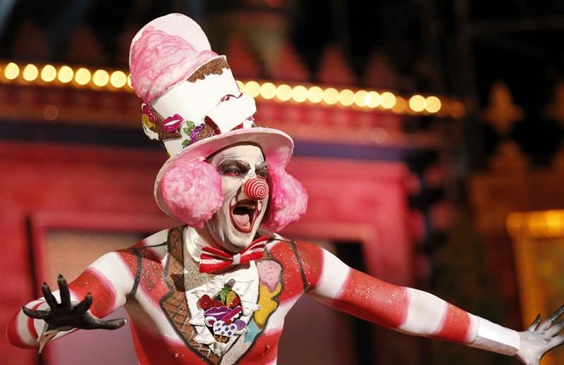 El modelo Eleazar Martín, con la fantasía "Dulce Tentación". EFE/Elvira Urquijo A.