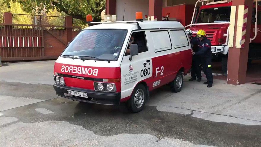 Los bomberos empujando la antigua furgoneta, aún en funcionamiento