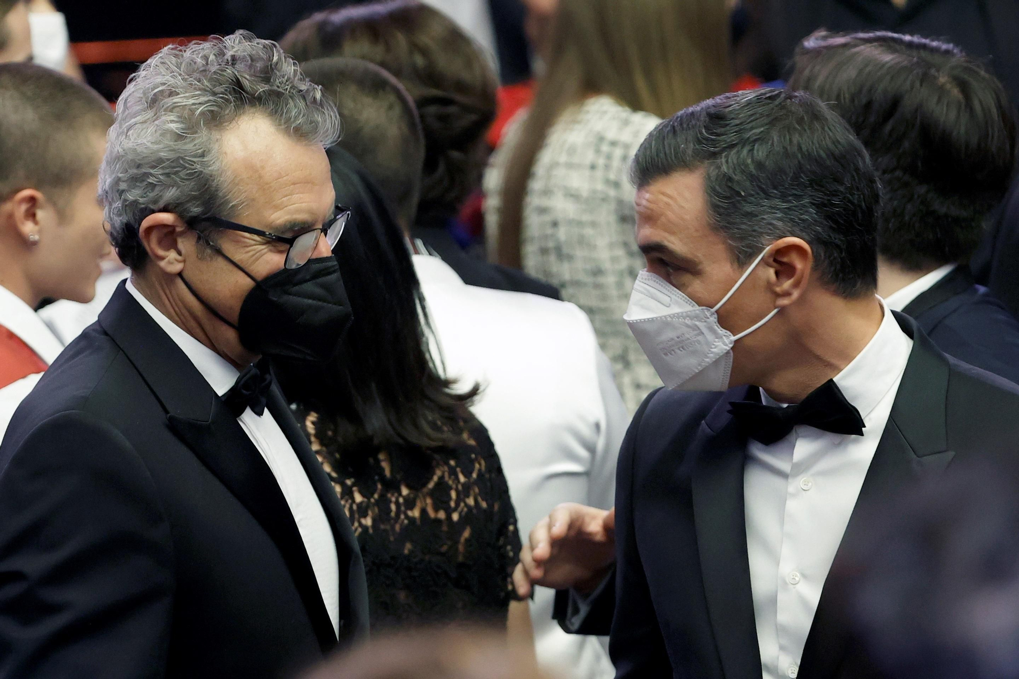 El presidente del Gobierno, Pedro Sánchez y el presidente de la Academía de Cine, Mariano Barroso, conversan antes del inicio de la 36 edición de los Premios Goya