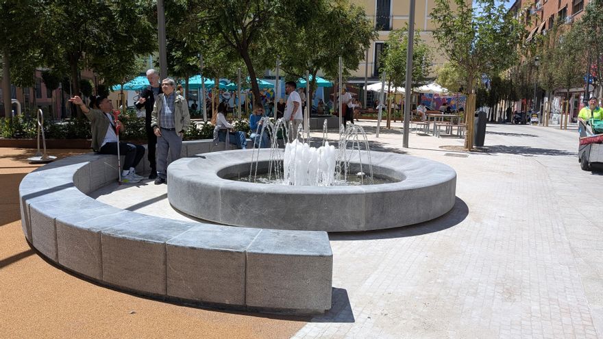 Acaban las obras para refrescar la plaza más cálida de Madrid: fuente, juegos, sin tráfico y con muchos bancos a la sombra