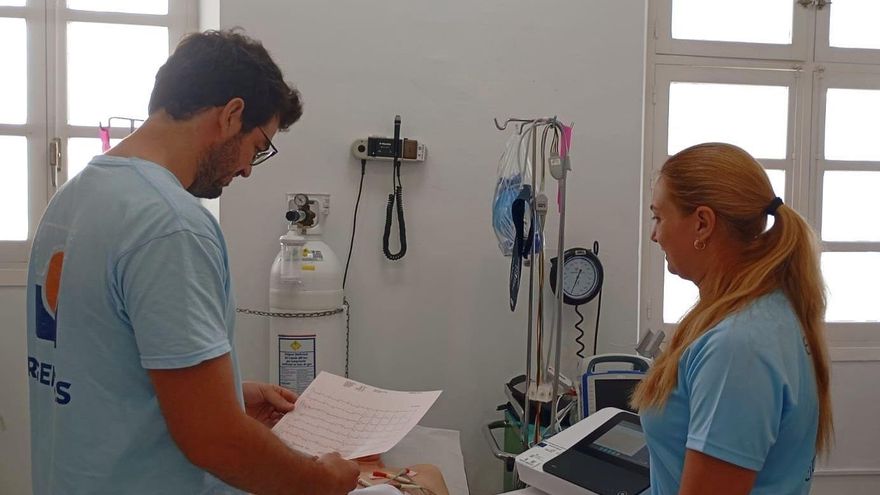 Un facultativo analiza un electrocardiograma en su consulta.