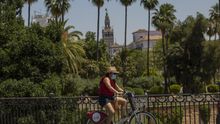 Una ciclista en Sevilla