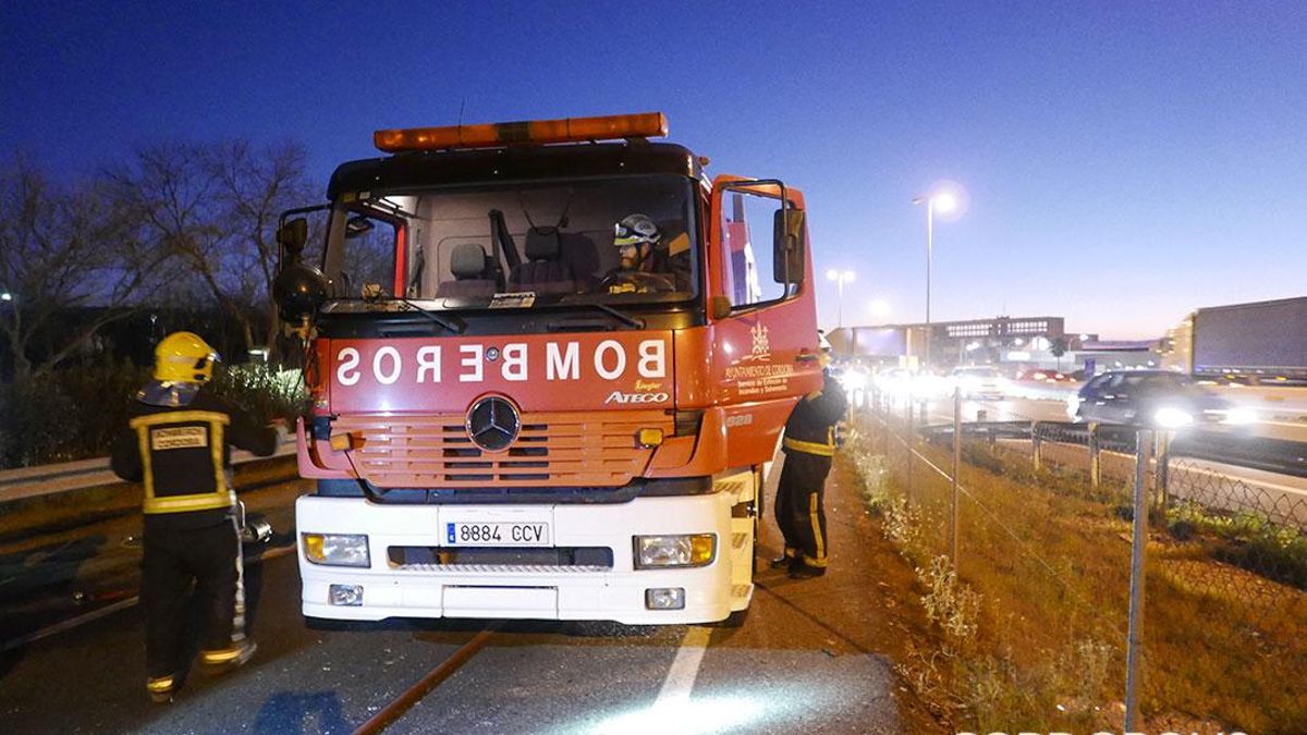 Los bomberos, en un incendio en la autovía