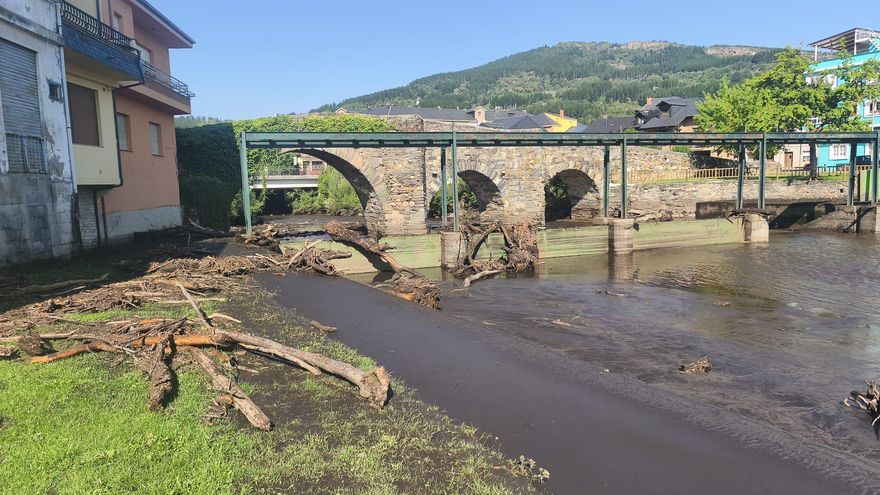 Las tormentas veraniegas dejan riadas de barro, cenizas y madera en los pueblos de León afectados por los incendios un año después