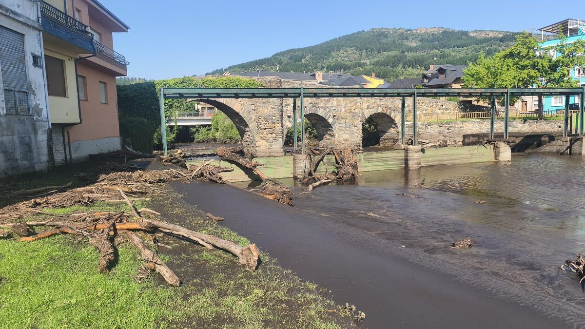 Las tormentas veraniegas dejan riadas de barro, cenizas y madera en los pueblos de León afectados por los incendios un año después