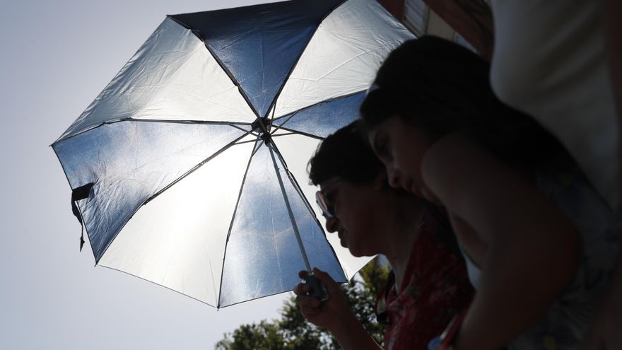 Despliegue de paraguas en los colegios para exigir a Ayuso medidas contra el calor