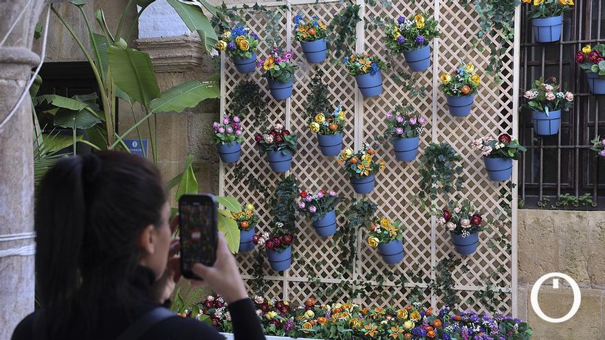 El patio cordobés hecho con LEGO en el Palacio de Orive, en imágenes