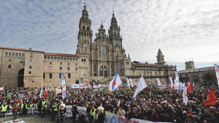 Miles de personas protestan en Santiago contra la macroplanta de Altri y "en defensa del futuro" de Galicia