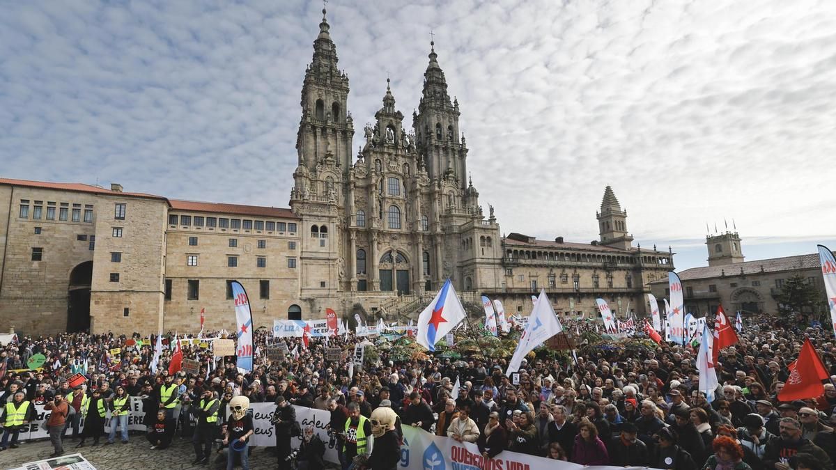 Miles de personas protestan en Santiago contra la macroplanta de Altri y "en defensa del futuro" de Galicia