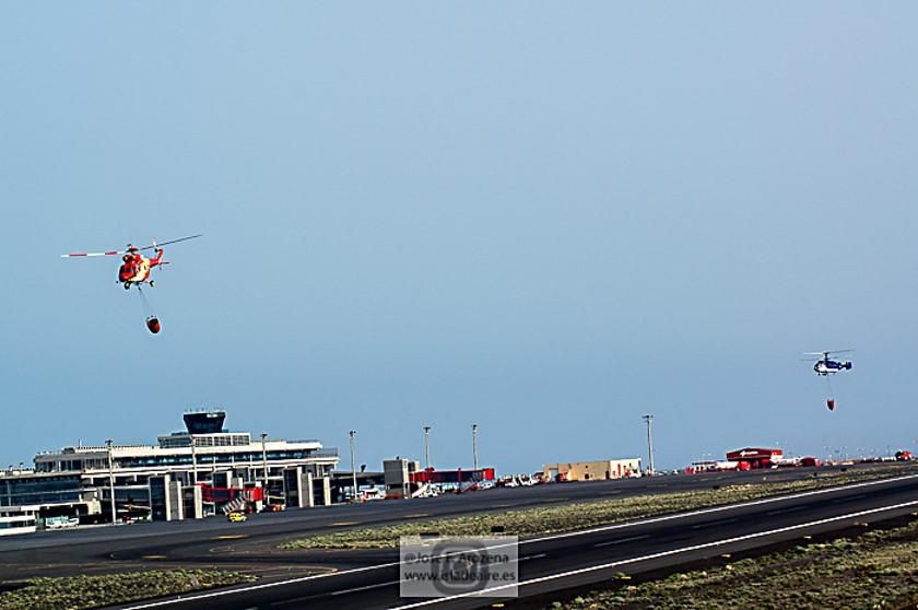 Helicópteros contra incendios en el aeropuerto de La Palma (JOSÉ F. AROZENA)