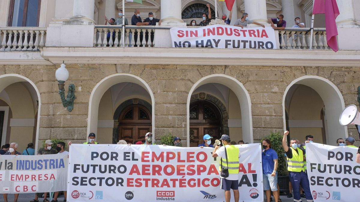 Final de la manifestación en la fachada del Ayuntamiento contra los despidos en Airbus