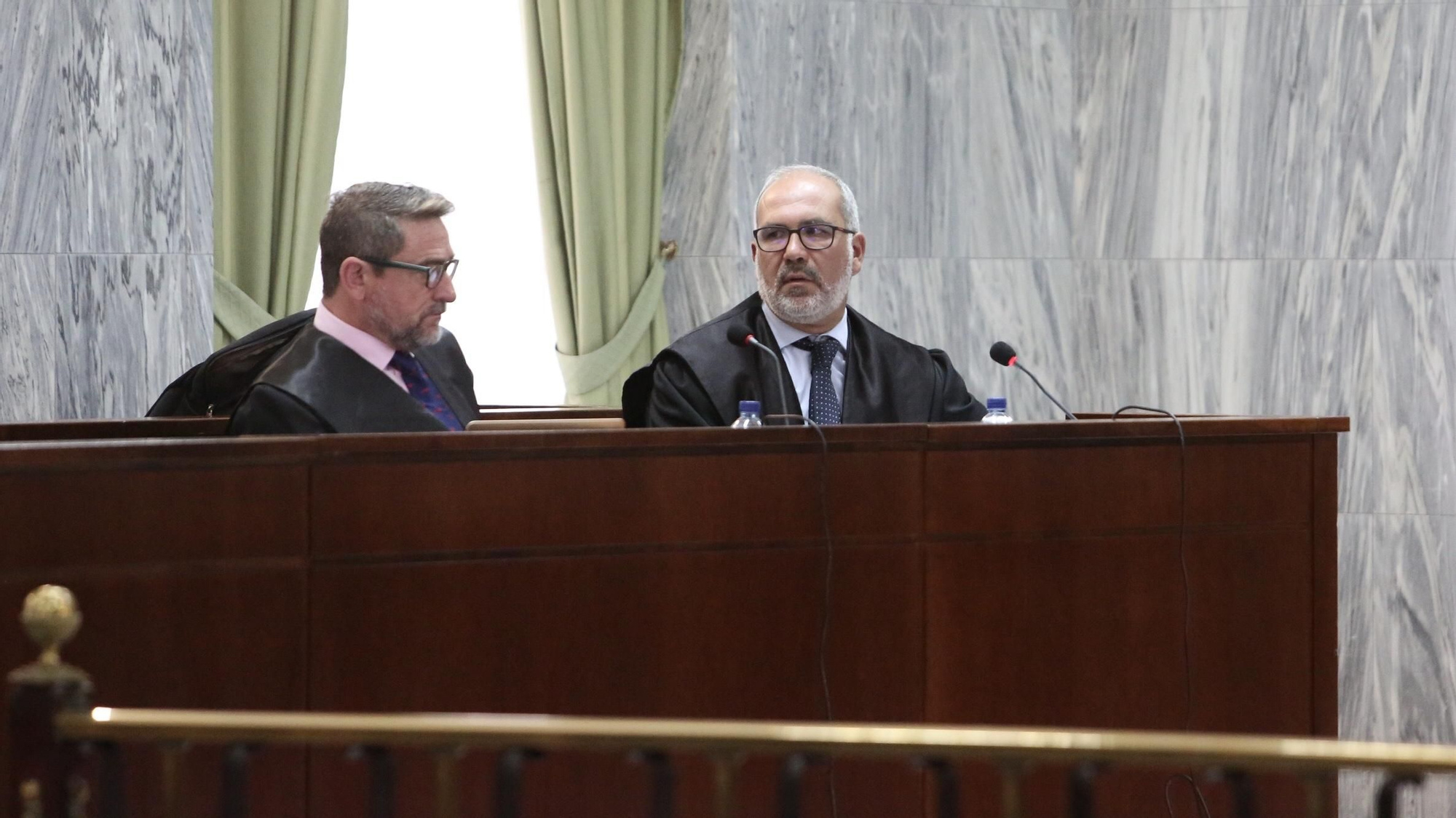 Salvador Alba y uno de sus abogados. (Alejandro Ramos).