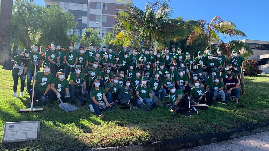Grupo de 65 empleados de Compañía Cervecera se sumaron a la limpieza de ceniza en Los Llanos de Aridane.