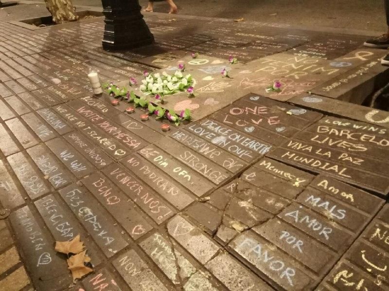 Mensajes de paz y afecto en el suelo de la ciudad condal