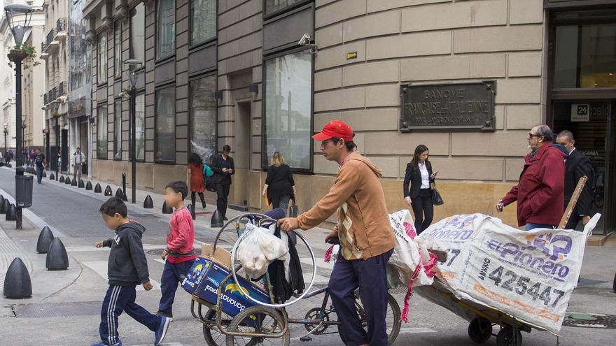 Hay que pasar el verano: salto inflacionario, derrumbe económico y más pobreza