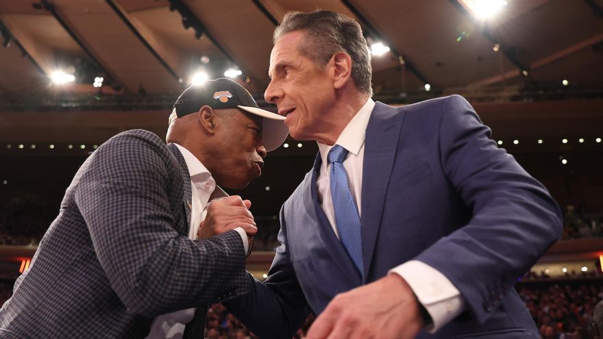 El alcalde de Nueva York, Eric Adams, saluda al candidato independiente y exgobernador de Nueva York, Andrew Cuomo, durante el partido entre los New York Knicks y los Cleveland Cavaliers en el Madison Square Garden, el 22 de octubre de 2025, en la ciudad de Nueva York.