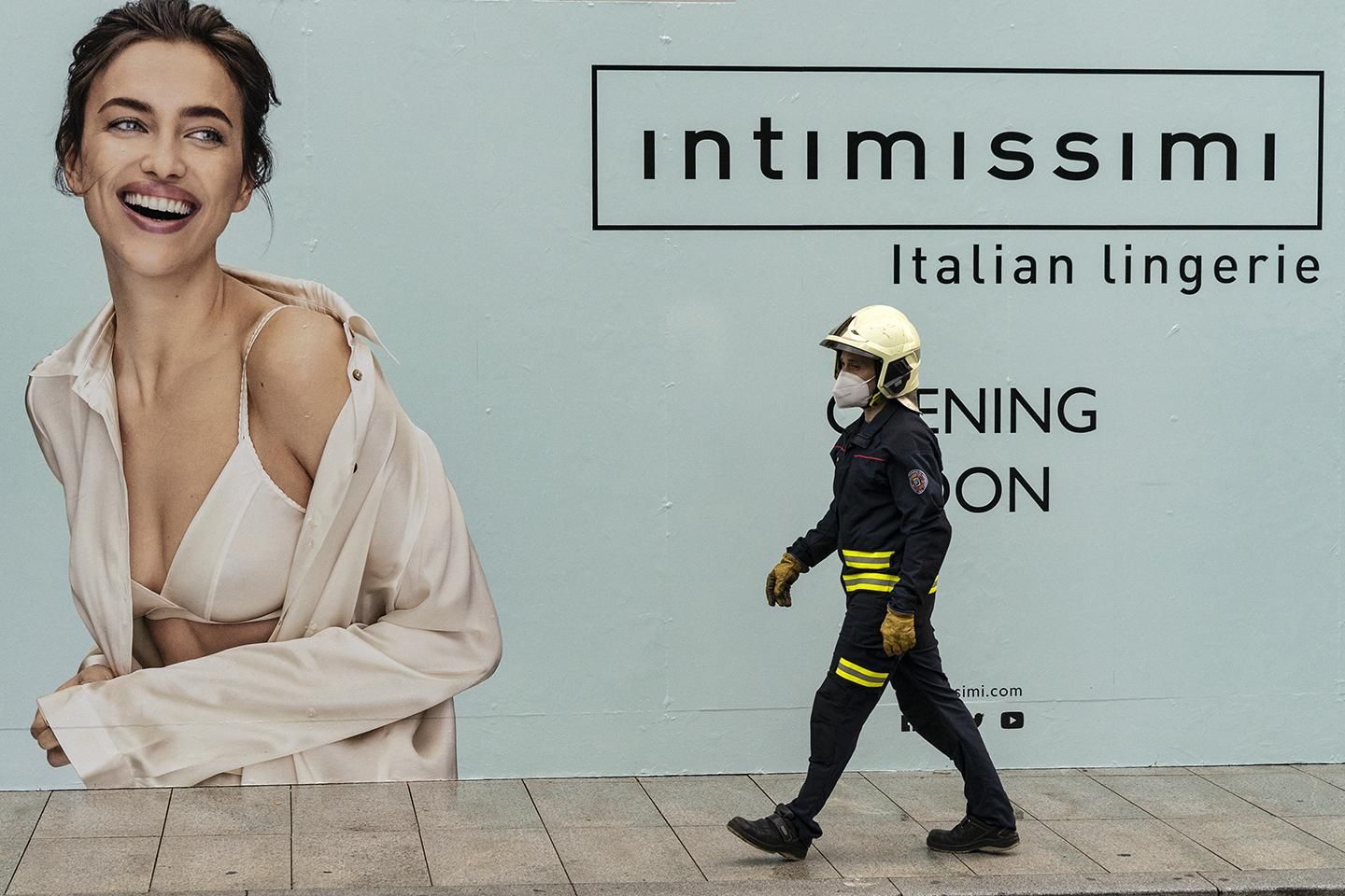 Policía, Bomberos y el arquitecto municipal trabajan para conseguir asegurar la estabilidad del edificio "cuanto antes". | JOAQUÍN GÓMEZ SASTRE