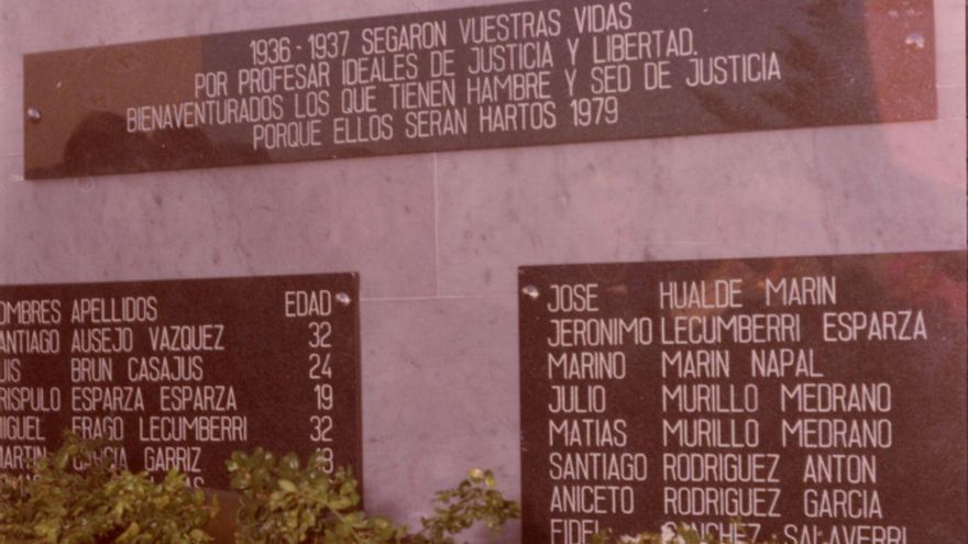 Placa conmemorativa en el panteón de Murillo el Fruto