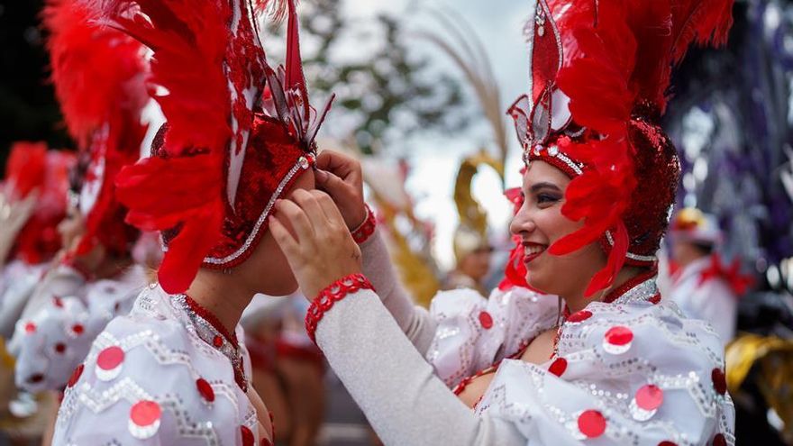 Las integrantes de una comparsa se preparan momentos antes de participar este domingo en el concurso Ritmo y Armonía del Carnaval de Santa Cruz de Tenerife. EFE/Ramón de la Rocha