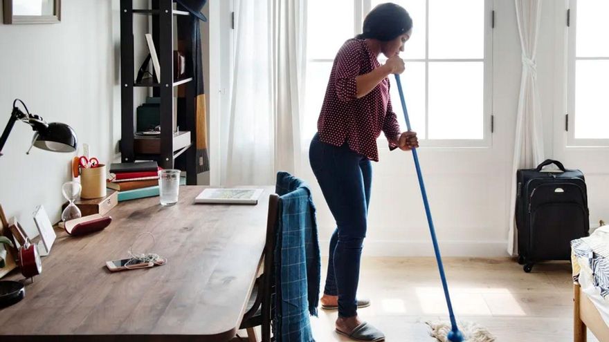 Empleada del hogar limpiando