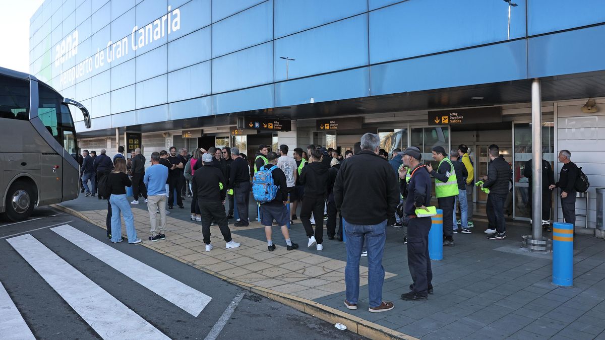 Personal de asistencia a tierra, tras la finalización de la concentración.