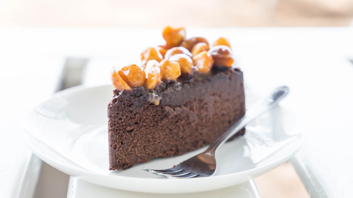 Sin horno y en apenas 20 minutos: el postre perfecto para el verano es este pastel semifrío de chocolate y nueces