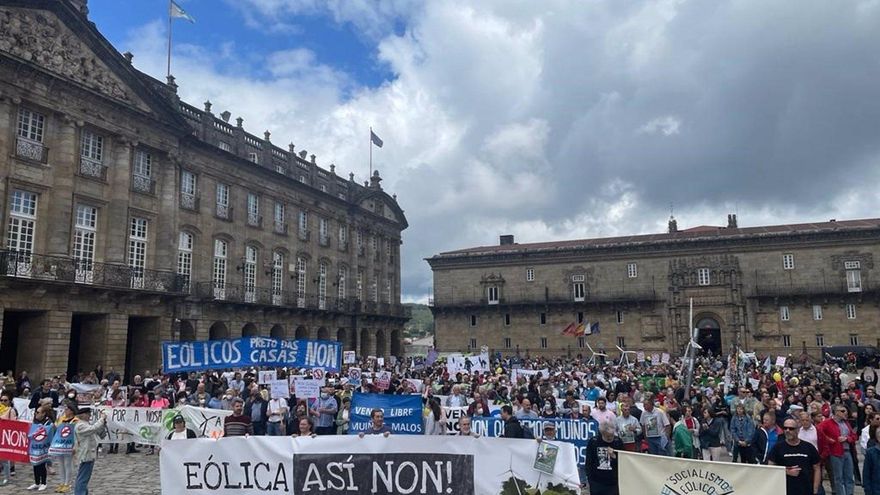 Miles de personas salen a la calle para pedir una explotación eólica "sostenible" en Galicia