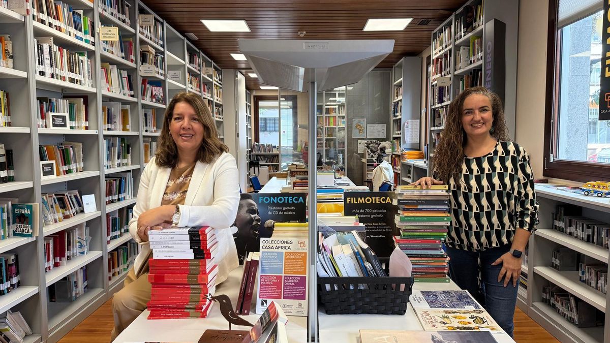 De izquierda a derecha, Estefanía Calcines y Loly Betancor, en la mediateca de Casa África.