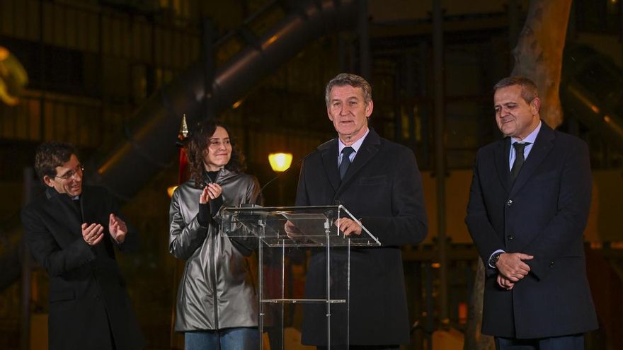 La presidenta de la comunidad de Madrid, Isabel Díaz Ayuso (2i), el presidente del PP, Alberto Núñez Feijóo (2d), y el alcalde de Madrid, José Luis Martínez-Almeida (i), participan en el homenaje a Gregorio Ordoñez, con motivo del XXXI aniversario de su asesinato por ETA, este jueves en Madrid.