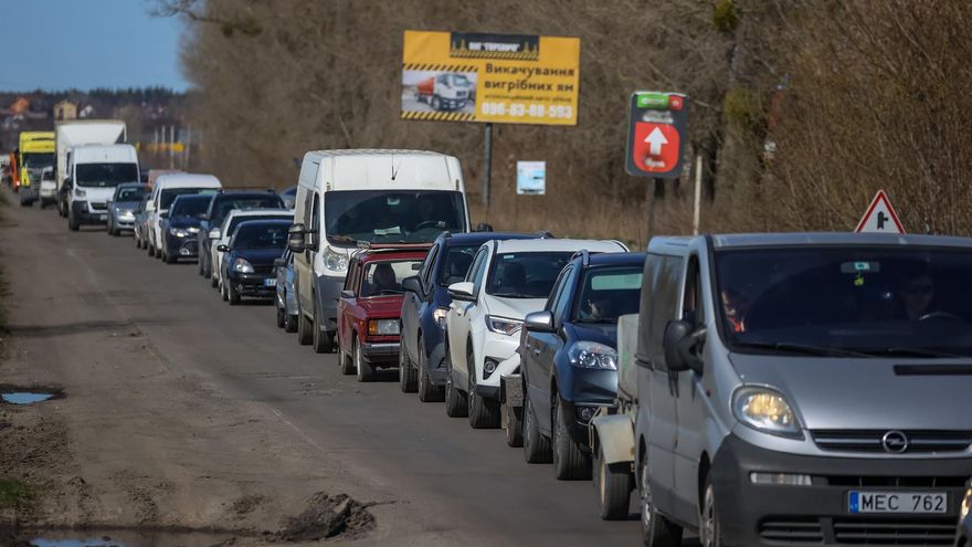 Una gran fila de vehículos esperan para entrar en Kiev (Ucrania), este jueves