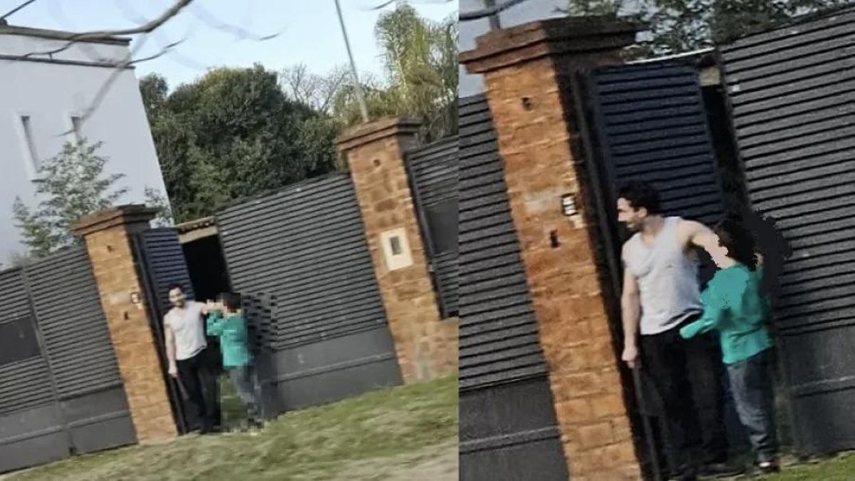 Julián Christe en la puerta de su casa junto a su hijo.